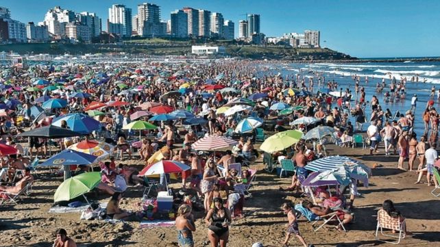 Repleta. Vista de la playa de Mar del Plata esta semana.