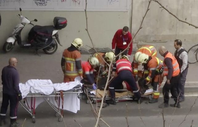 Un grupo de paramédicos atiende a una de las víctimas del atentado.