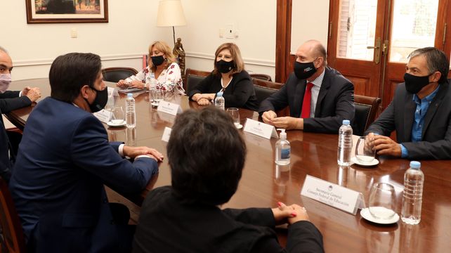 El gobernador Perotti sostiene la modalidad presencial de clases desde febrero