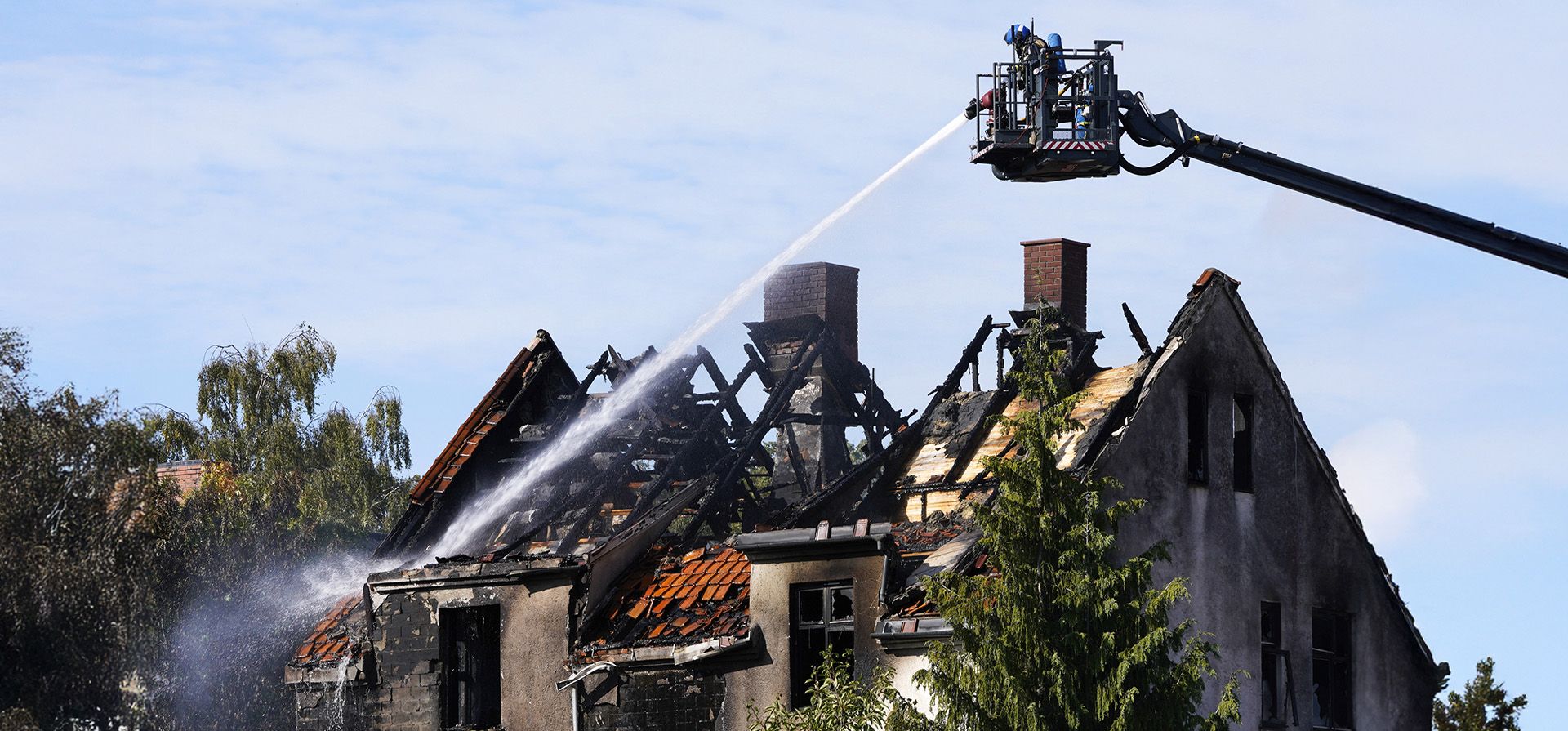 Los bomberos extinguen un incendio en una casa donde murieron cuatro mujeres de entre 18 y 19 años, en Hamar, Noruega, el lunes 8 de septiembre de 2025. (Gorm Kallestad/NTB Scanpix vía AP) Los bomberos extinguen un incendio en una casa donde murieron cuatro mujeres de entre 18 y 19 años, en Hamar, Noruega, el lunes 8 de septiembre de 2025. (Gorm Kallestad/NTB Scanpix vía AP)
