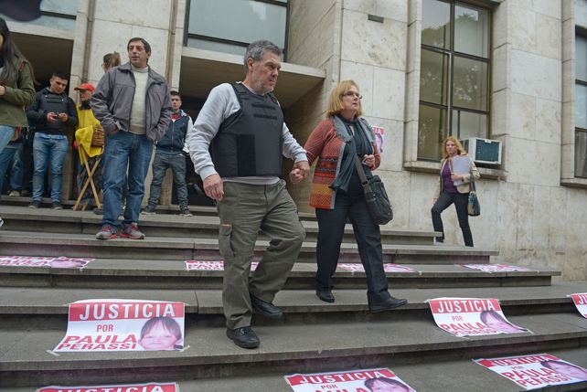 Un logro. Alberto Perassi y su esposa salen de Tribunales en una jornada en la que se reencontraron con la justicia en el reclamo por la muerte de su hija.