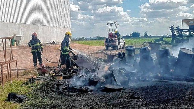Varios tambores de aceite generaron un incendio de gran dimensión al costado de la Autovía 18.