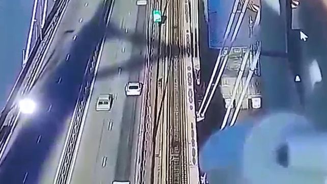 Video: dos hermanos se tiraron del puente Zárate Brazo Largo. Búsqueda intensa en aguas del paraná Guazú