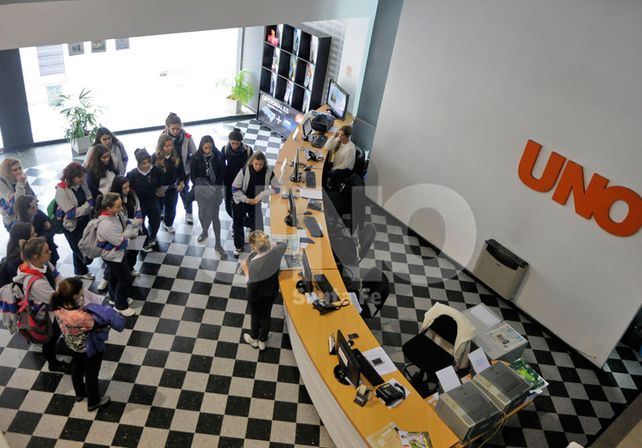 Alumnas del Colegio del Calvario visitaron la redacción del UNO
