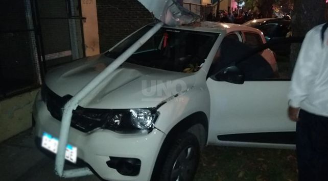 Renault Kwind terminó contra un toldo de metal sobre la vereda