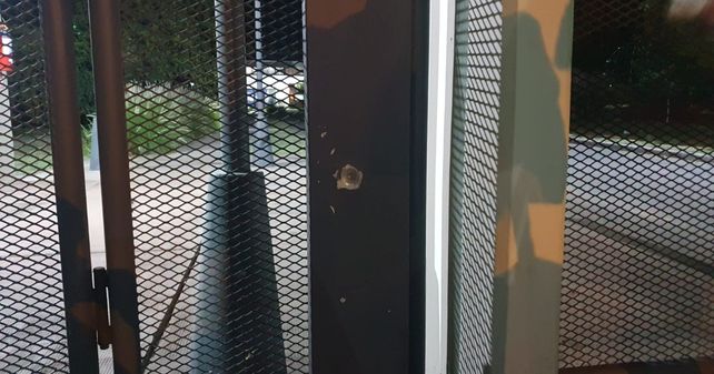 Un impacto de bala dio contra la garita donde se encuentra los guardias de seguridad de la empresa. 