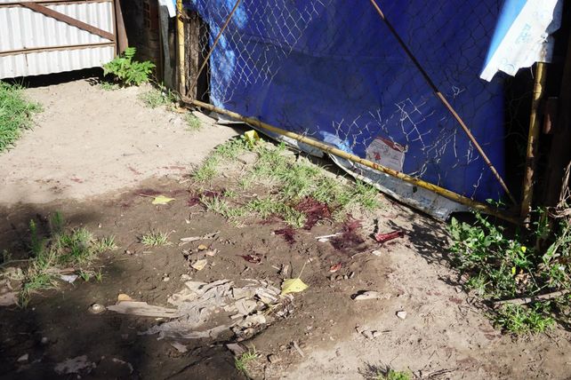 En el pasillo quedaron rastros de sangre luego del ataque.