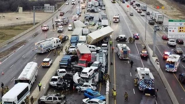 Al menos 5 muertos y decenas de heridos en un accidente con casi 100 autos