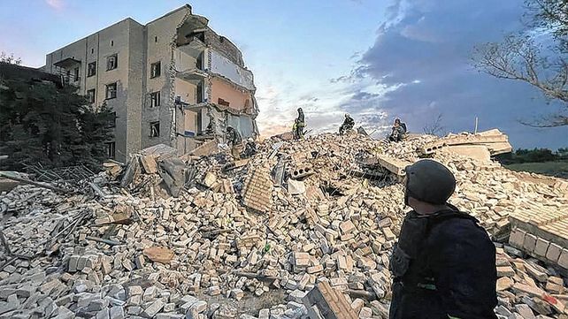 Rusia bombardeó un edificio y mató a 15 personas en Ucrania