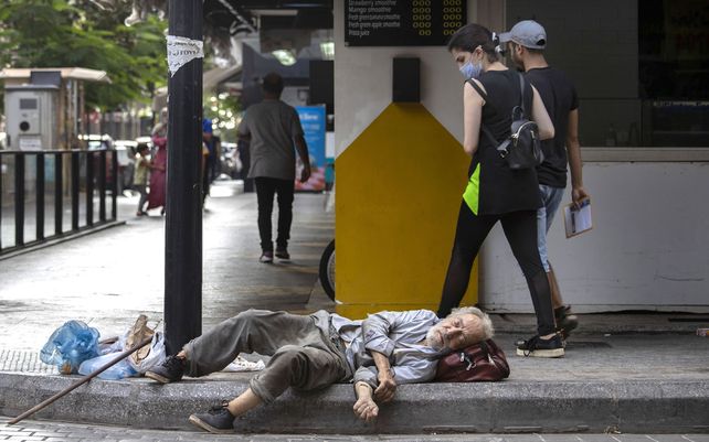 Un libanés sin hogar duerme en el suelo en la calle Hamra, en Beirut, Líbano. El ministro de Turismo y Asuntos Sociales, Ramzi Moucharafieh, dijo en una conferencia de prensa en Beirut, que el gobierno comenzará a pagar asistencia a familias pobres.