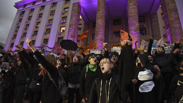 Una multitud vestida de negro marchó contra la violencia de género y los femicidios