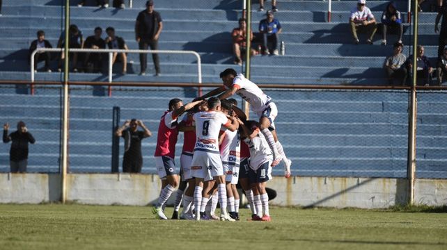 El festejo de Central Córdoba con Pablo Vranjicán en el Gabino Sosa. Era el 1-0 sobre Deportivo Español. Fue 3 a 1