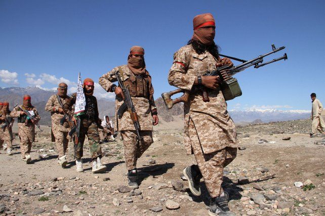 Una patrulla de talibanes en el este de Afganistán en marzo de 2020. Exhiben armas rusas, en especial el famoso fusil AK-47. 