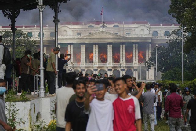 Nepal: incendiaron el Parlamento, arrojaron a un ministro al río y mataron a la esposa de un político