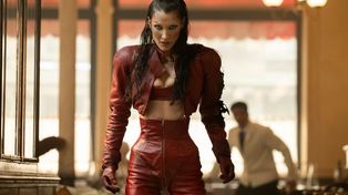 La modelo Bella Hadid participa en Belleza perfecta, la nueva serie de Disney+ que cuestiona la obsesión por la hegemonía.