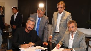 Tinelli firmó contrato en América como nuevo director artístico. En diálogo con De Brito, destacó la importancia de Gustavo Scaglione, que hizo mucho para que esto se pudiera dar”.