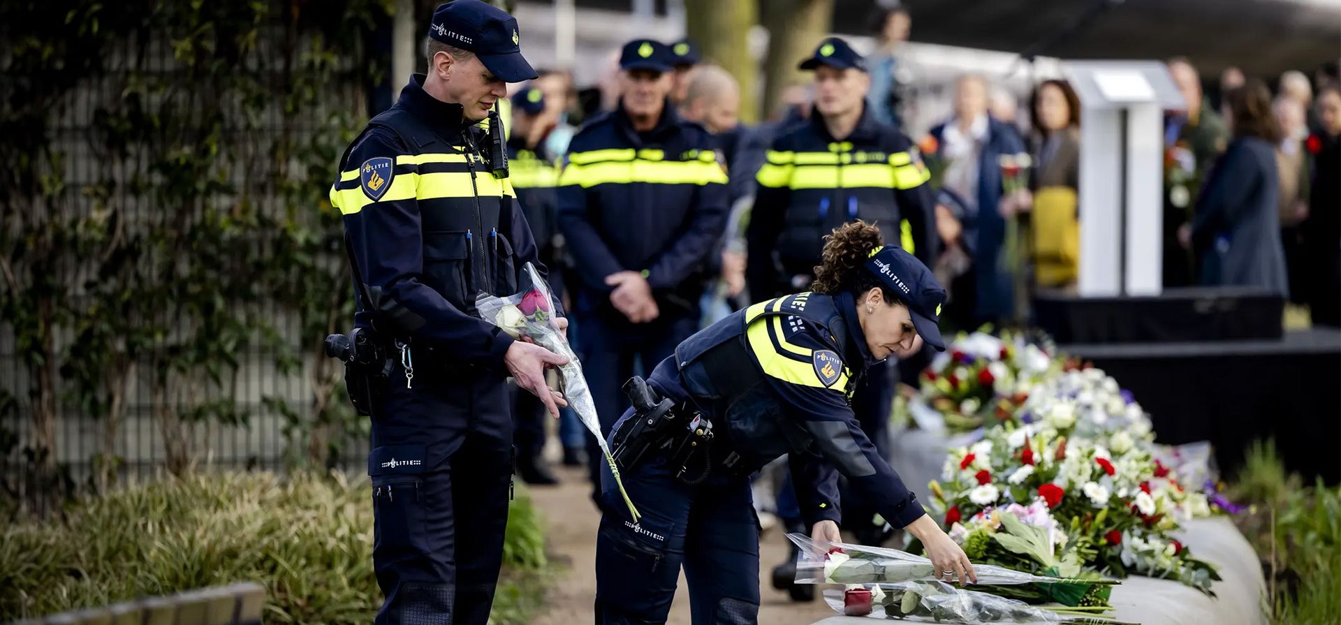 Trabajadores de emergencia depositan flores durante un acto conmemorativo del atentado con el tranvía de 2019, en el que cuatro personas murieron y varias resultaron heridas cuando Gökmen Tanis abrió fuego, Utrecht, Países Bajos. Fotografía: Hollandse Hoogte/Rex/Shutterstock Trabajadores de emergencia depositan flores durante un acto conmemorativo del atentado con el tranvía de 2019, en el que cuatro personas murieron y varias resultaron heridas cuando Gökmen Tanis abrió fuego, Utrecht, Países Bajos. Fotografía: Hollandse Hoogte/Rex/Shutterstock