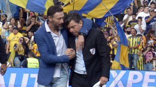 El Kily González y Gallardo se saludan en la previa. Fue la última vez que el Muñeco visitó a Central en el Gigante