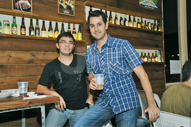 Andrés Calvi y Horacio Bello brindaron con una rica cerveza.