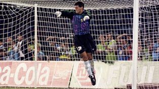 La imagen de Sergio Goycochea festejando la contención de alguno de los tantos penales que le patearon en el Mundial de Italia 90.