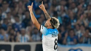Juanfer Quintero festeja el gol de Racing, que le vino al pelo a Newells.