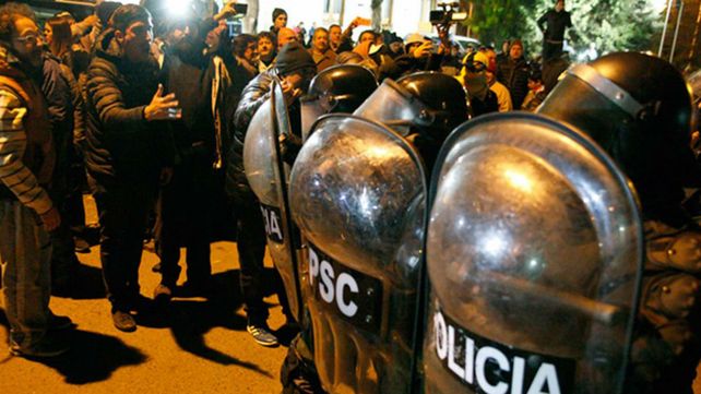 Efectivos de la Policía de Santa Cruz avanzaron sobre los manifestantes.&nbsp;