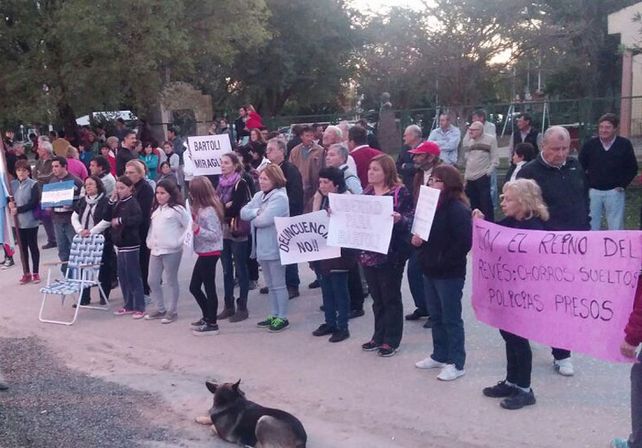 Vecinos se manifestaron a favor de los policías imputados por torturas
