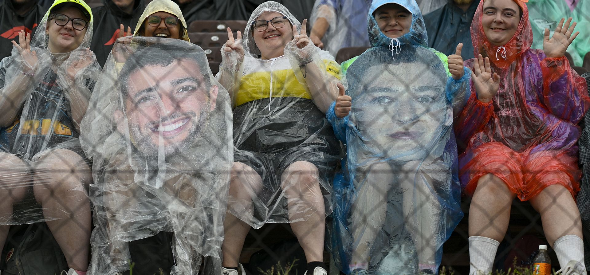 Los fanáticos de la Fórmula Uno aplauden durante la primera sesión de práctica antes de la carrera automovilística del Gran Premio de Hungría, en el circuito de Hungaroring en Mogyorod, cerca de Budapest, Hungría, el viernes 21 de julio de 2023. (Foto AP/Denes Erdos) Los fanáticos de la Fórmula Uno aplauden durante la primera sesión de práctica antes de la carrera automovilística del Gran Premio de Hungría, en el circuito de Hungaroring en Mogyorod, cerca de Budapest, Hungría, el viernes 21 de julio de 2023. (Foto AP/Denes Erdos)