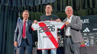 Armani junto a los dirigentes del club.