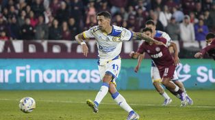 Ángel Di Maria convierte el 1 a 0 para Central con un toque exquisito.