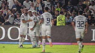 Los jugadores de Independiente celebran el gol de Ayrton Costa.