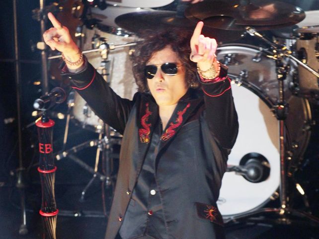 Bunbury debió bajarse de los escenarios por problemas en su voz.