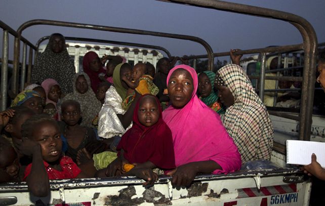 Mujeres y niños en el momento en que eran rescatados y enviados a campos de refugiados.
