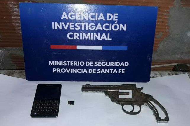 El arma y el celular que secuestraron.