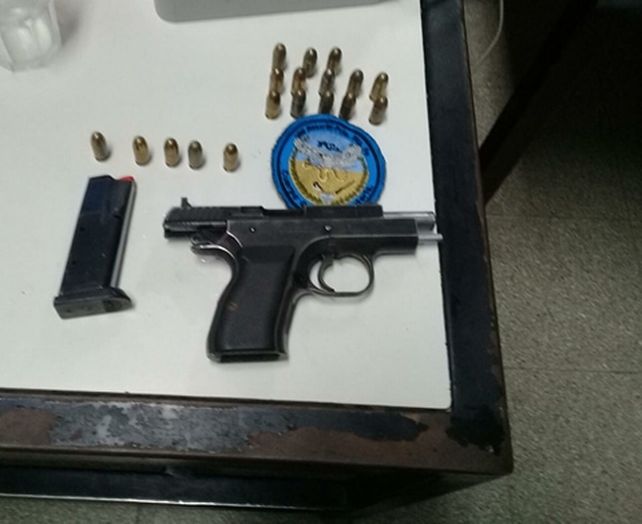 Amenazó a su cuñado, le rompió el auto, le secuestraron un arma de guerra y quedó preso