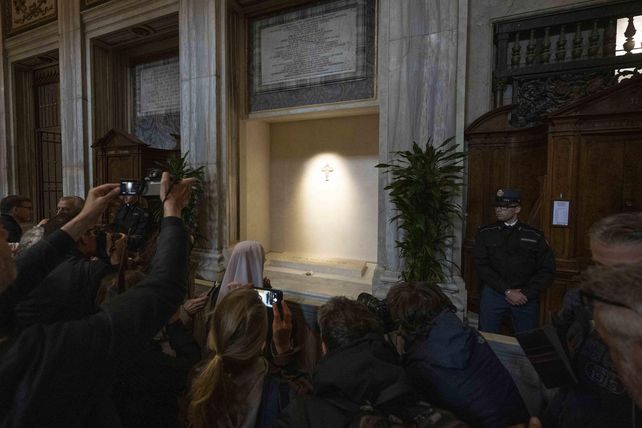 La Basílica de Santa María la Mayor en Roma abrió este domingo sus puertas a las 7.00 horas para permitir a los fieles visitar la tumba del Papa Francisco un día después de su funeral.