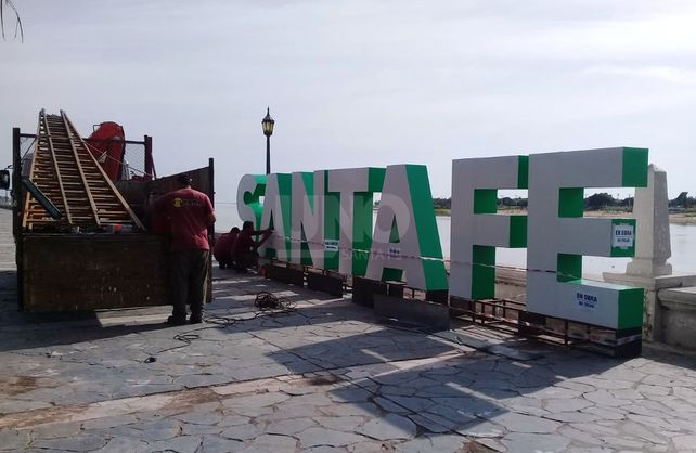Así terminaban de colocar el cartel el sábado por la mañana.&nbsp;