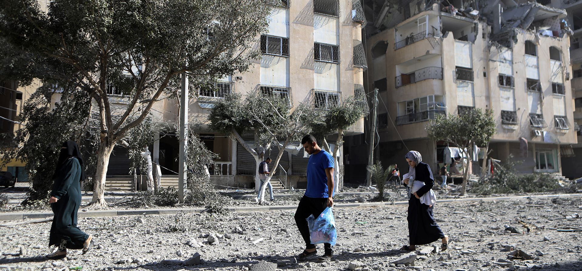 Ciudadanos palestinos abandonan sus hogares tras el bombardeo israelí en la ciudad de Gaza, el lunes 30 de octubre de 2023. (Foto AP/Abed Khaled) Ciudadanos palestinos abandonan sus hogares tras el bombardeo israelí en la ciudad de Gaza, el lunes 30 de octubre de 2023. (Foto AP/Abed Khaled)