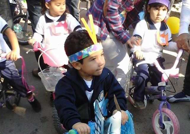 Los chicos de Yapeyú festejaron paseando en bici por el barrio