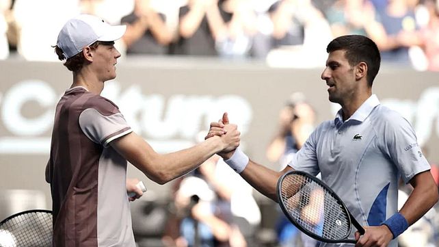 El serbio Novak Djokovic saluda a Jannik Sinner tras caer y ser eliminado del Abierto de Australia.