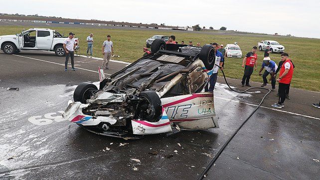 Kevin Crucci golpeó contra el paredón de ingreso a la principal y quedó envuelto en llamas. El piloto con fuego en su indumentaria fue derivado a un nosocomio