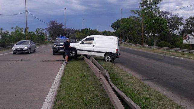 Mordió la banquina y quedó sobre el guardarrail