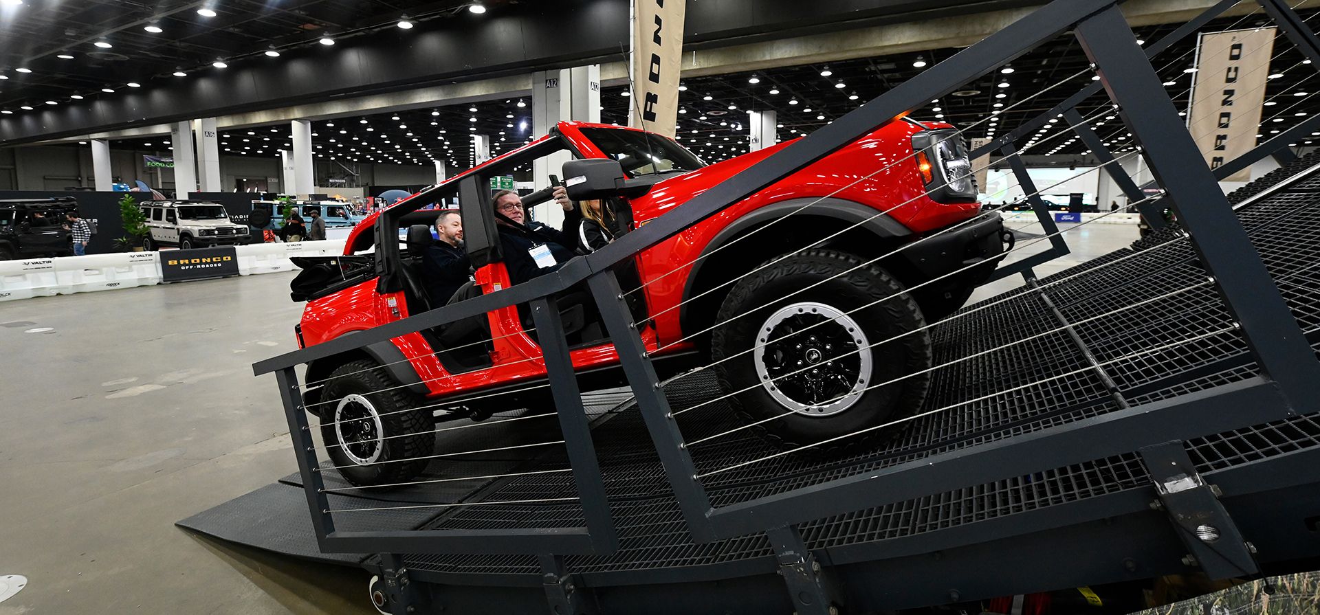 Los invitados disfrutan de un paseo en un Bronco en una pista del Salón del Automóvil de Detroit, el viernes 10 de enero de 2025. (Foto AP/José Juárez, archivo) Los invitados disfrutan de un paseo en un Bronco en una pista del Salón del Automóvil de Detroit, el viernes 10 de enero de 2025. (Foto AP/José Juárez, archivo)