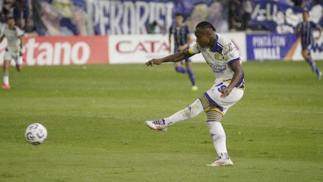 Jaminton Campaz ya metió el zurdazo para liquidar el pleito. Fue el 3 a 0 de Rosario Central sobre Godoy Cruz.