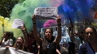 Médicos y médicas residentes reclaman mejores salarios y condiciones laborales estables.