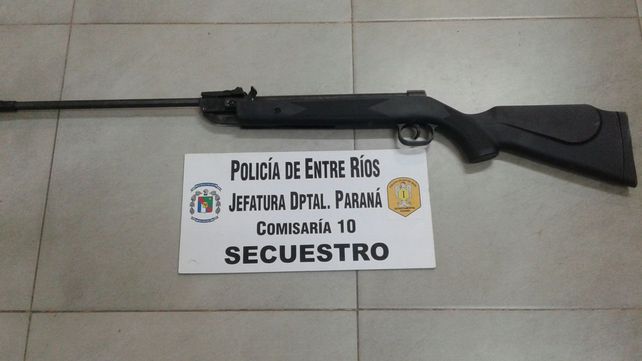 Aire comprimido. Con esta arma fue lesionado en el rostro un policía.