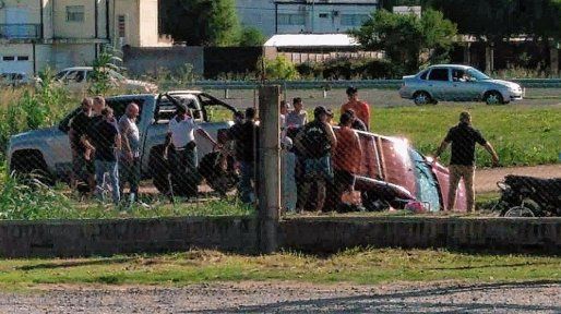 Paraná: un vehículo volcó y terminó en una alcantarilla