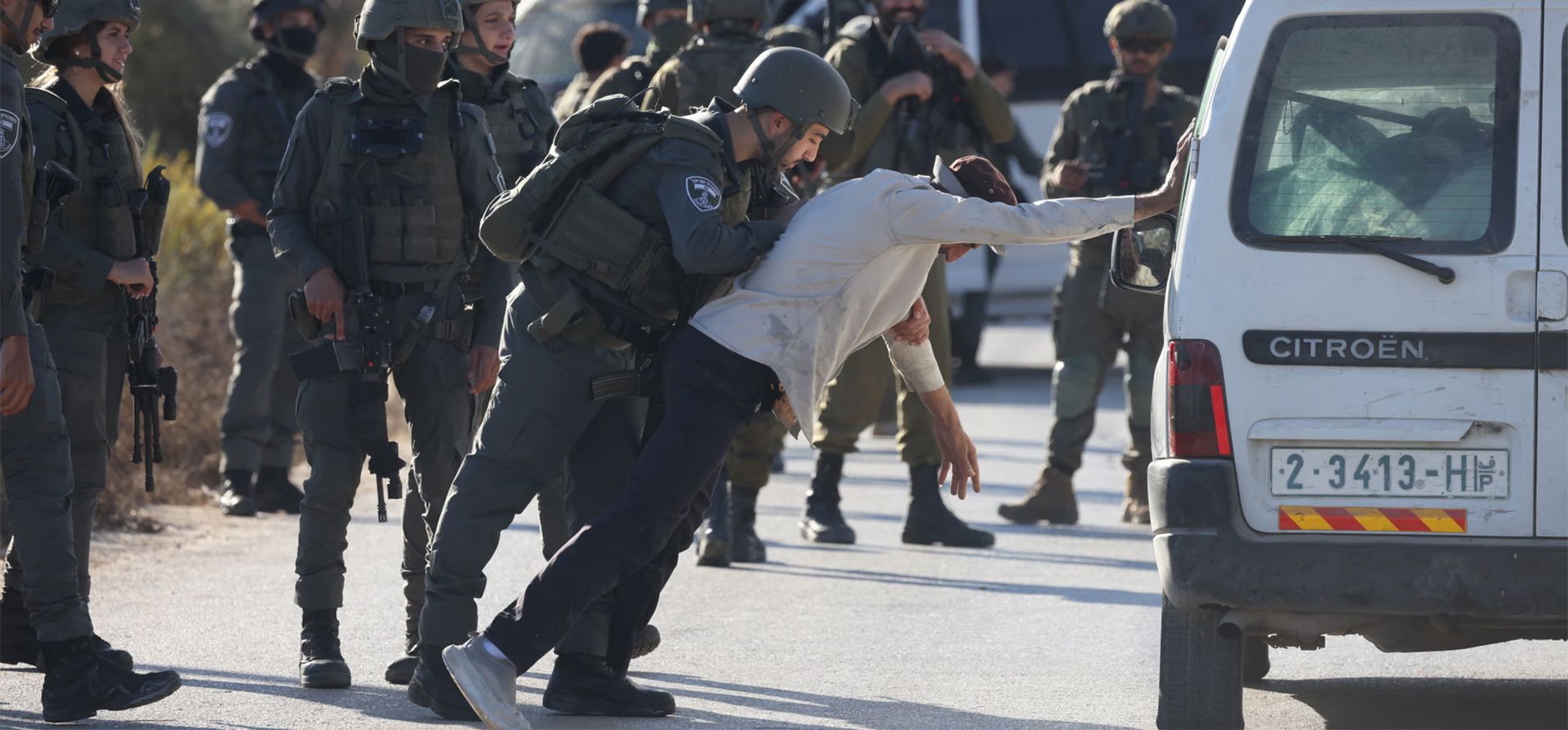Tropas israelíes detienen y registran a un agricultor palestino que se dirigía a cosechar sus aceitunas, Nablus, Cisjordania. Fotografía: Alaa Badarneh/EPA Tropas israelíes detienen y registran a un agricultor palestino que se dirigía a cosechar sus aceitunas, Nablus, Cisjordania. Fotografía: Alaa Badarneh/EPA