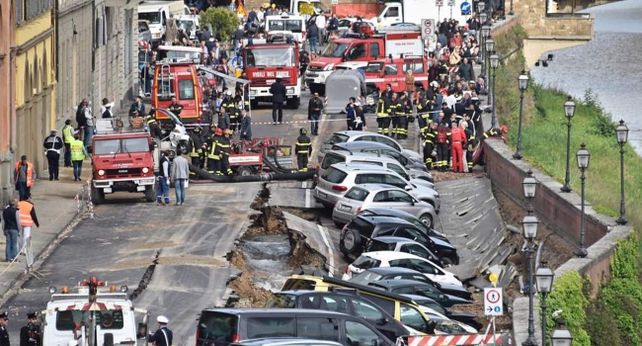 Un desplazamiento de tierra se traga una veintena de autos y deja un socavón de 200 metros en el centro de Florencia