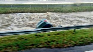 Se cayó un auto a un arroyo y murieron dos personas